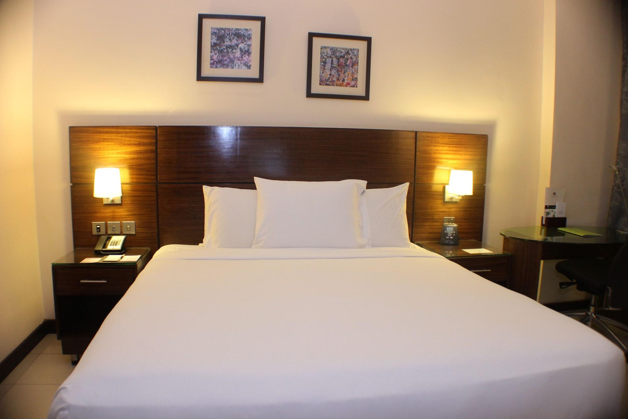 Doubletree By Hilton Hotel Aqaba Exterior photo A room at the hotel