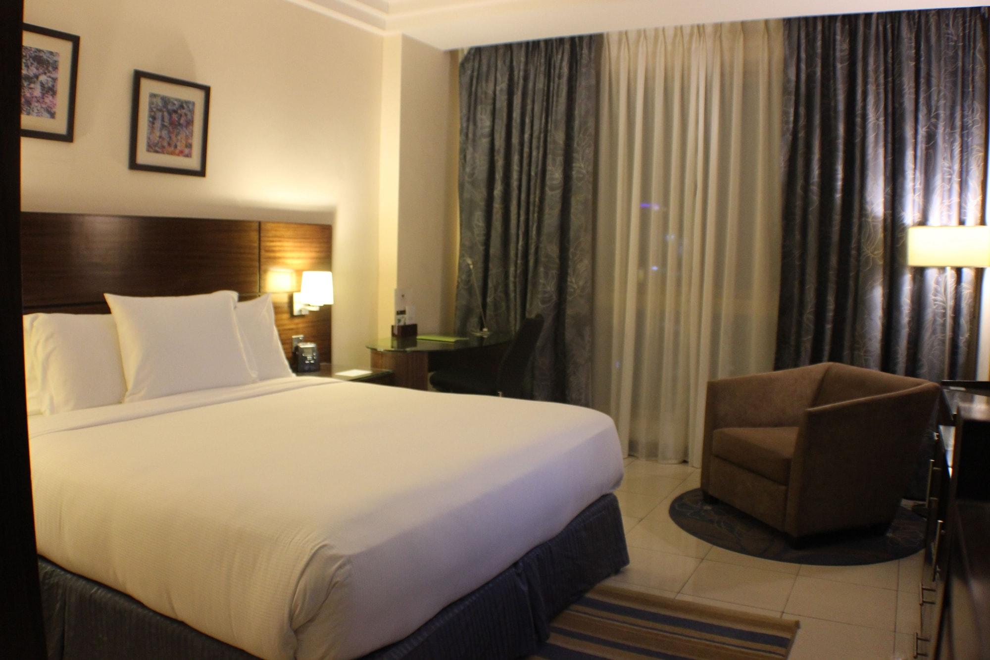 Doubletree By Hilton Hotel Aqaba Exterior photo A room at the hotel