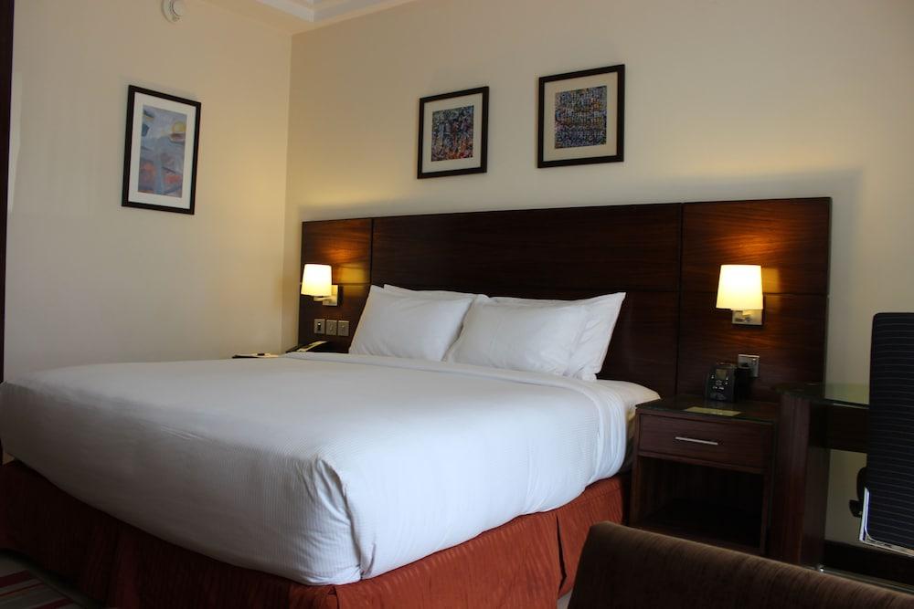Doubletree By Hilton Hotel Aqaba Exterior photo A bedroom at the hotel
