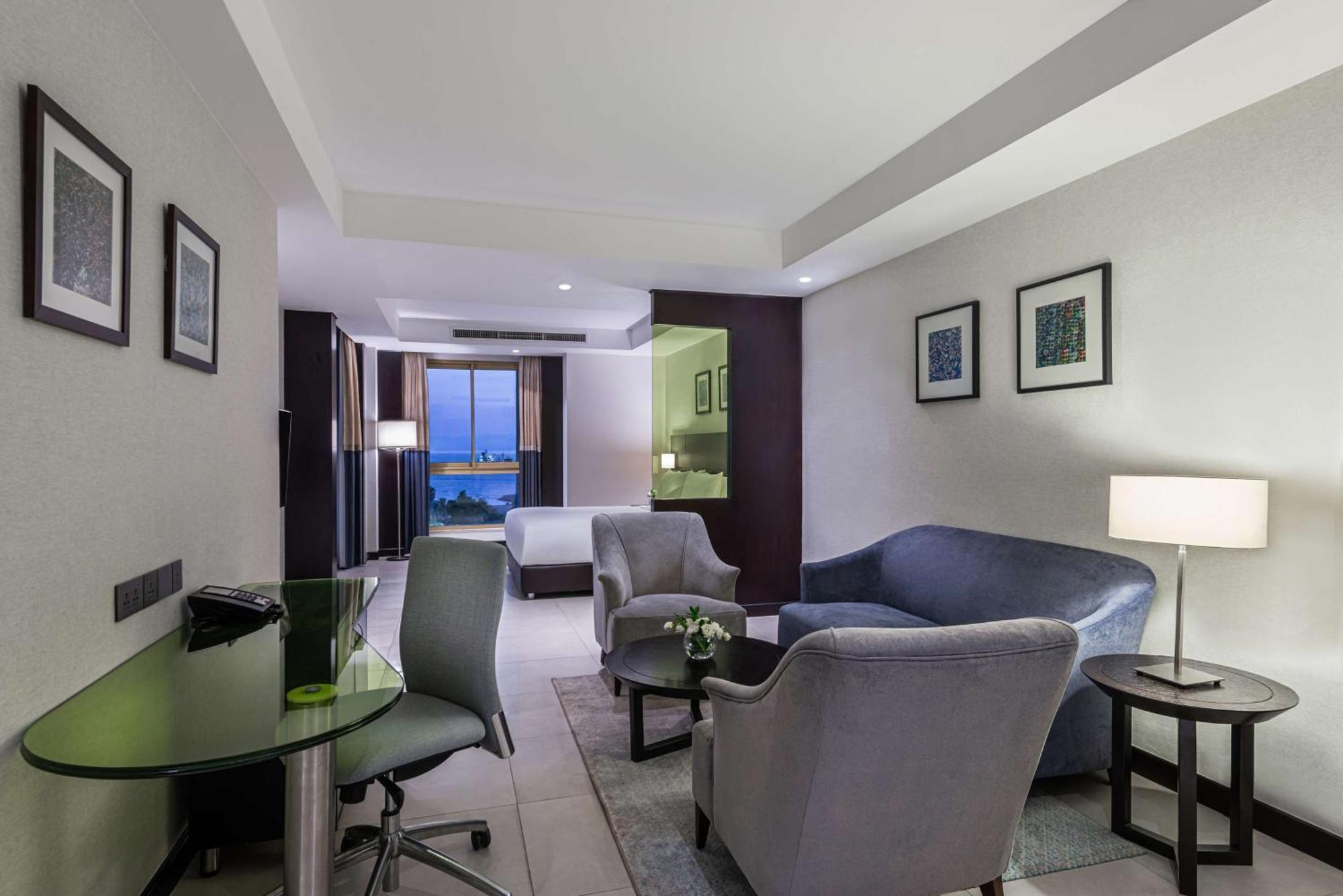 Doubletree By Hilton Hotel Aqaba Exterior photo A suite at the hotel