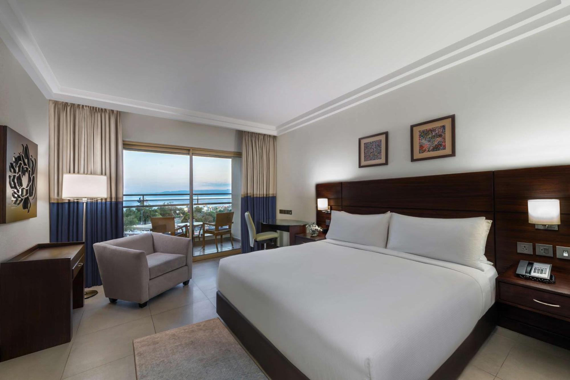 Doubletree By Hilton Hotel Aqaba Exterior photo A room at the hotel